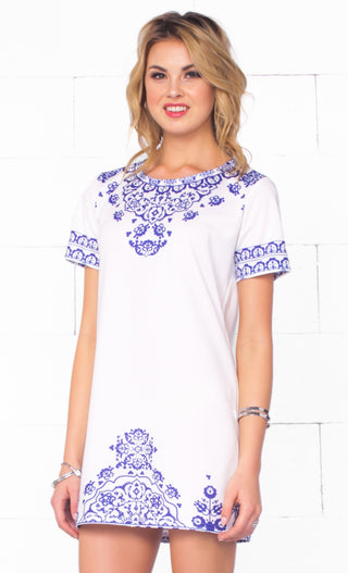 I'm Not Baroque White Blue Floral Border Print Short Sleeve Scoop Neck Mini Shift Dress