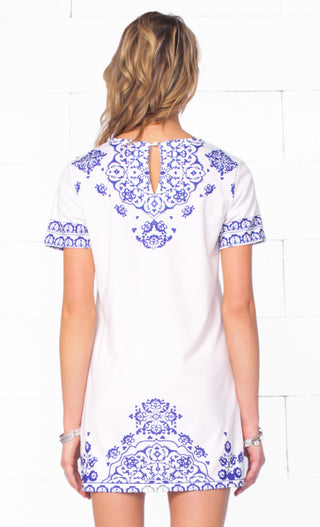 I'm Not Baroque White Blue Floral Border Print Short Sleeve Scoop Neck Mini Shift Dress